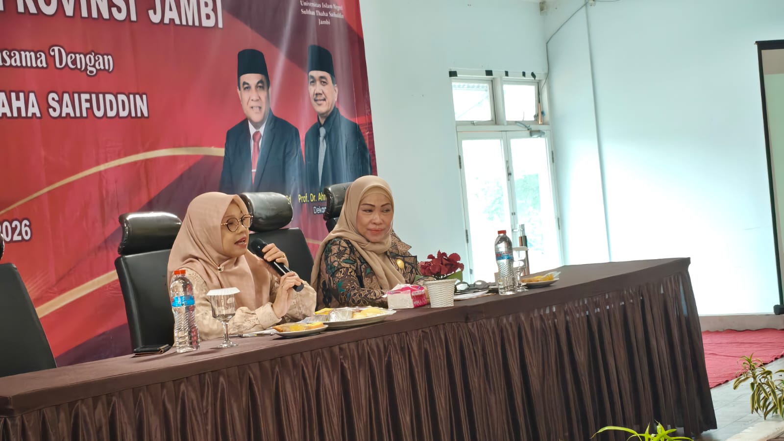 JAMBI – Sekretaris Program Studi Doktor Ilmu Syariah Pascasarjana Universitas Islam Negeri Sulthan Thaha Saifuddin (UIN STS) Jambi, Prof. Dr. Yuliatin, S.Ag., M.H.I., menjadi pemateri dalam kegiatan Diklat Khusus Profesi Advokat (DKPA) Kongres Advokat Indonesia (KAI) Provinsi Jambi Angkatan XVIII Tahun 2026, Sabtu (17/10/2026).